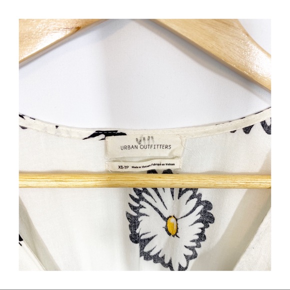 Urban Outfitters Bettie Twist Knot Daisy Print Floral Dress - Picture 11 of 13